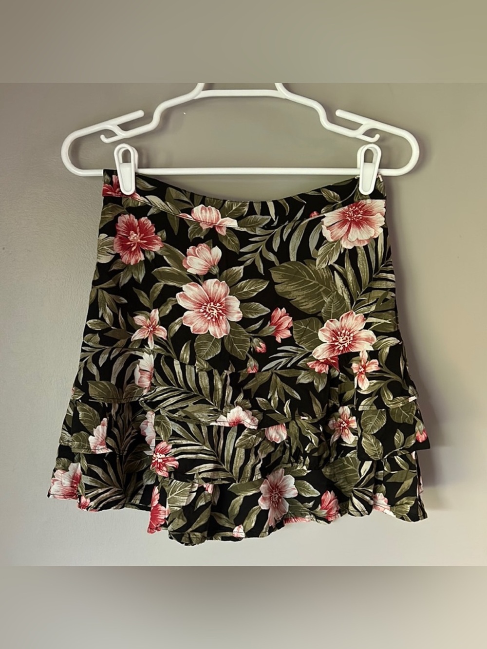 ❤️2/$20 American Eagle S Tropical Floral Ruffle Mini Skirt Black Pink & Green B2